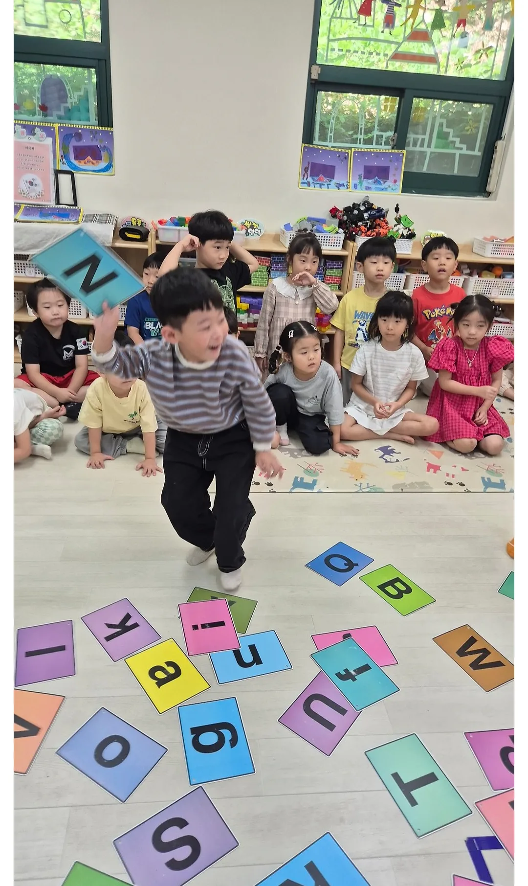 알파벳 카드 놀이를 하는 아이들