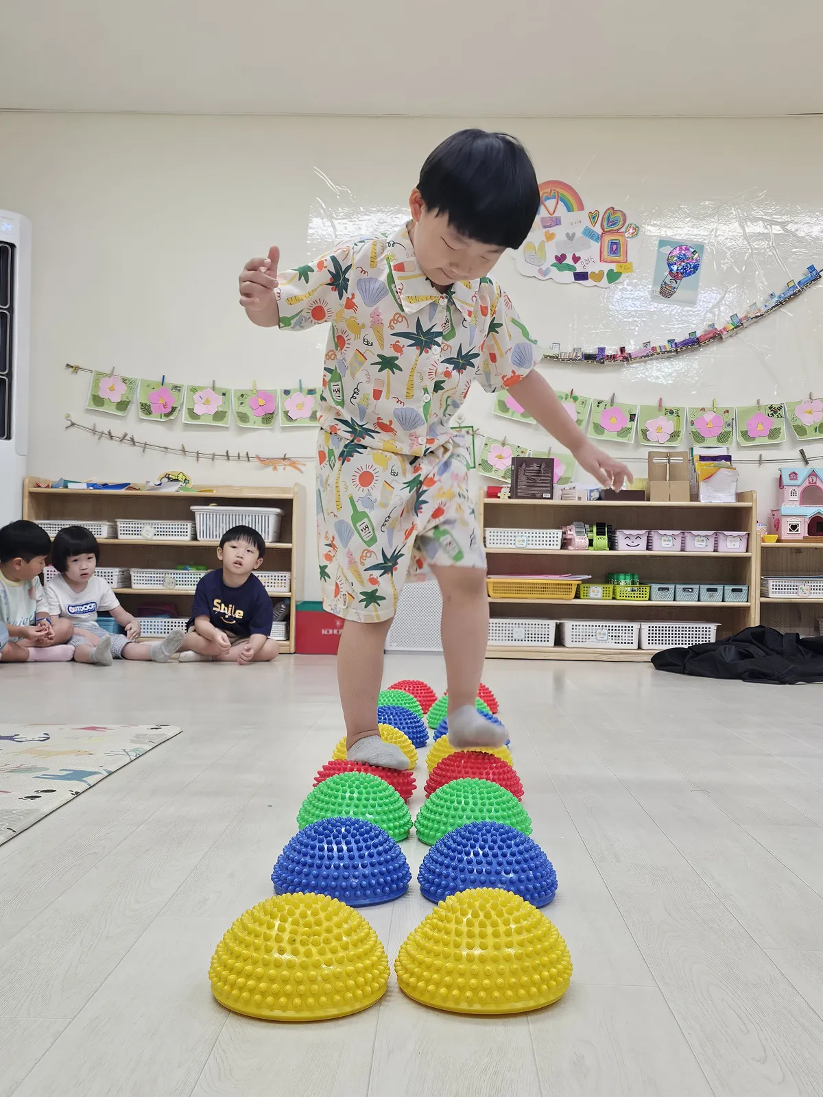균형 잡기 놀이를 하는 아이