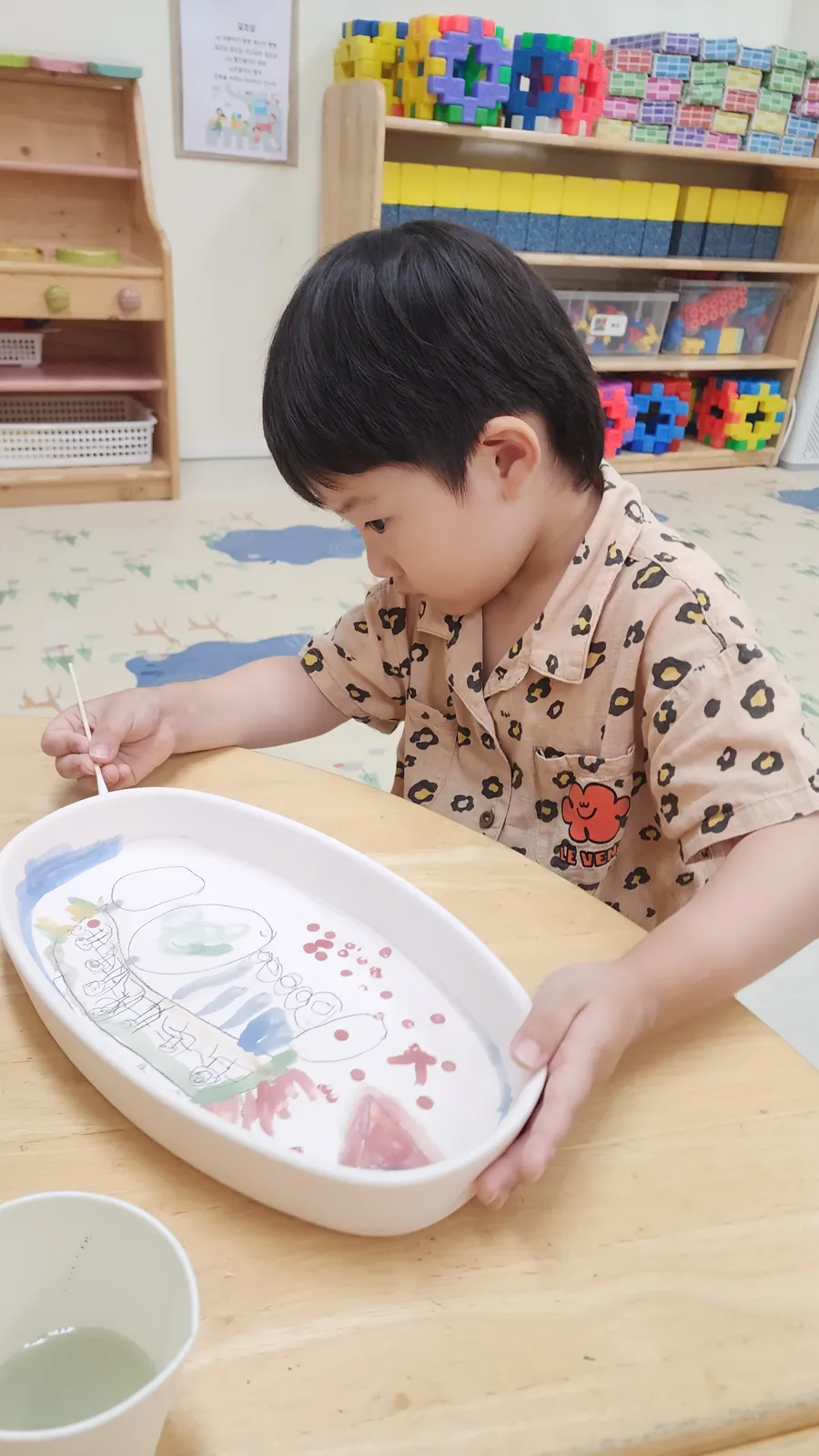 도자기 접시에 그림을 그리는 아이